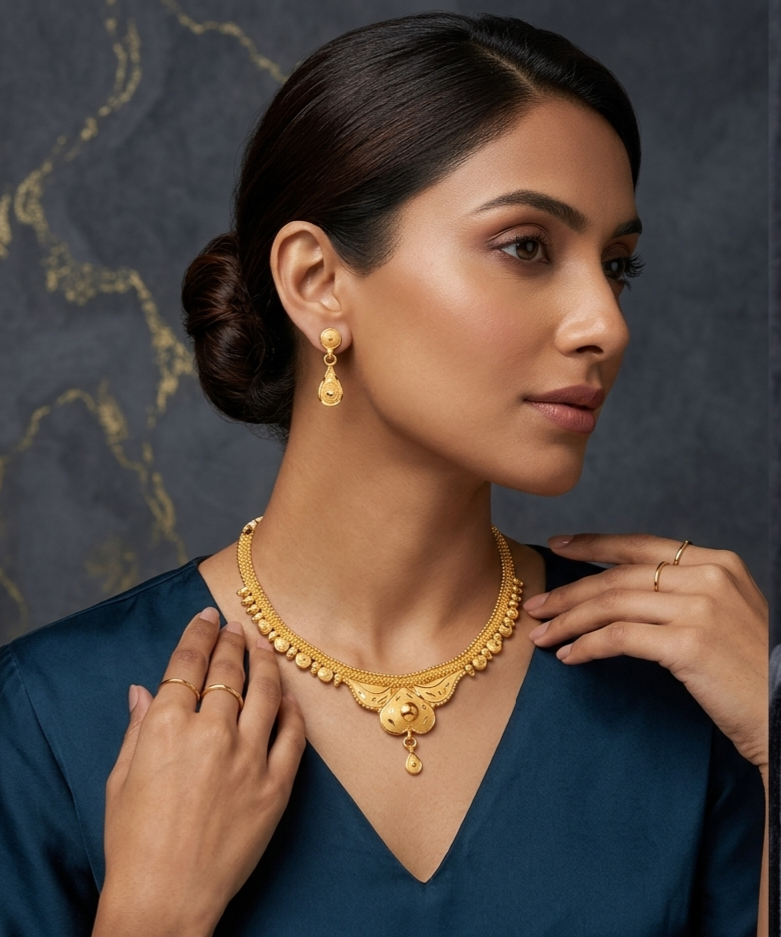 Classic Gold Finish Pendant Necklace Set with Earrings view 3